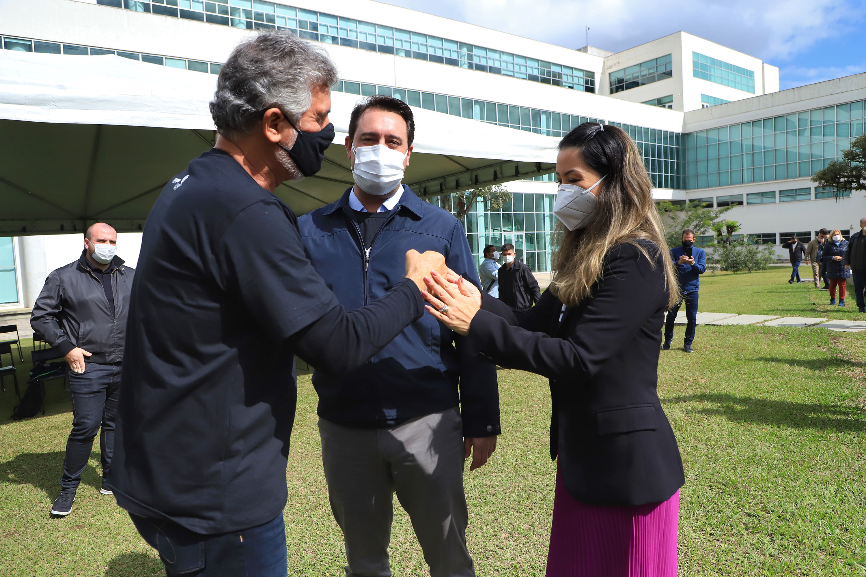 Uma cerimônia no jardim do Palácio Iguaçu, em Curitiba, realizada na manhã deste sábado (15), marcou a abertura oficial da 26ª edição da Marcha para Jesus. Ao lado de pastores de diferentes denominações religiosas da capital, o governador Carlos Massa Ratinho Junior e a primeira-dama Luciana Saito Massa acompanharam a solenidade, além de outras autoridades. O evento faz parte do Calendário Oficial do Estado. - Curitiba, 15/05/2021 - Foto: José Fernando Ogura/AEN