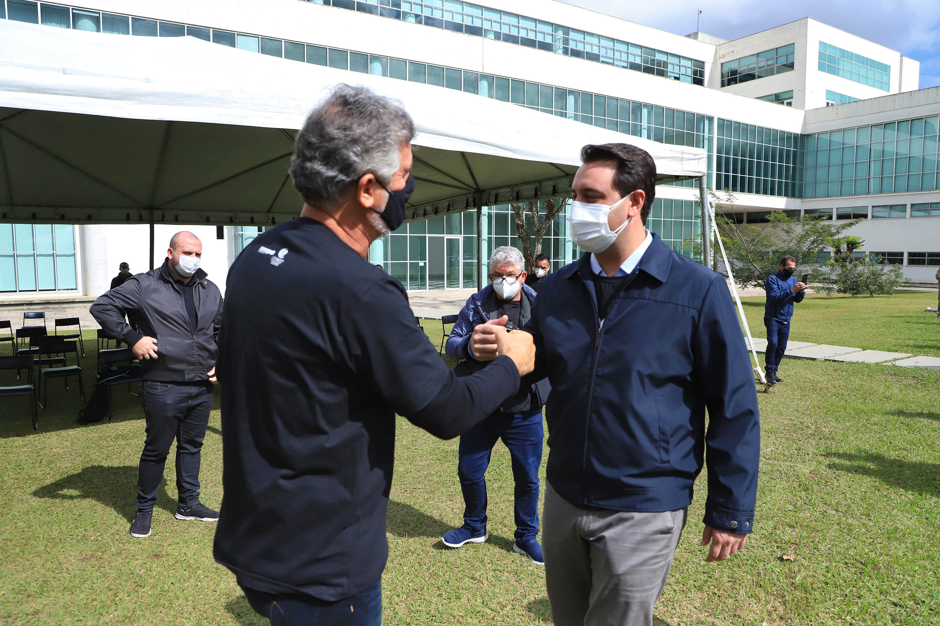 Uma cerimônia no jardim do Palácio Iguaçu, em Curitiba, realizada na manhã deste sábado (15), marcou a abertura oficial da 26ª edição da Marcha para Jesus. Ao lado de pastores de diferentes denominações religiosas da capital, o governador Carlos Massa Ratinho Junior e a primeira-dama Luciana Saito Massa acompanharam a solenidade, além de outras autoridades. O evento faz parte do Calendário Oficial do Estado. - Curitiba, 15/05/2021 - Foto: José Fernando Ogura/AEN