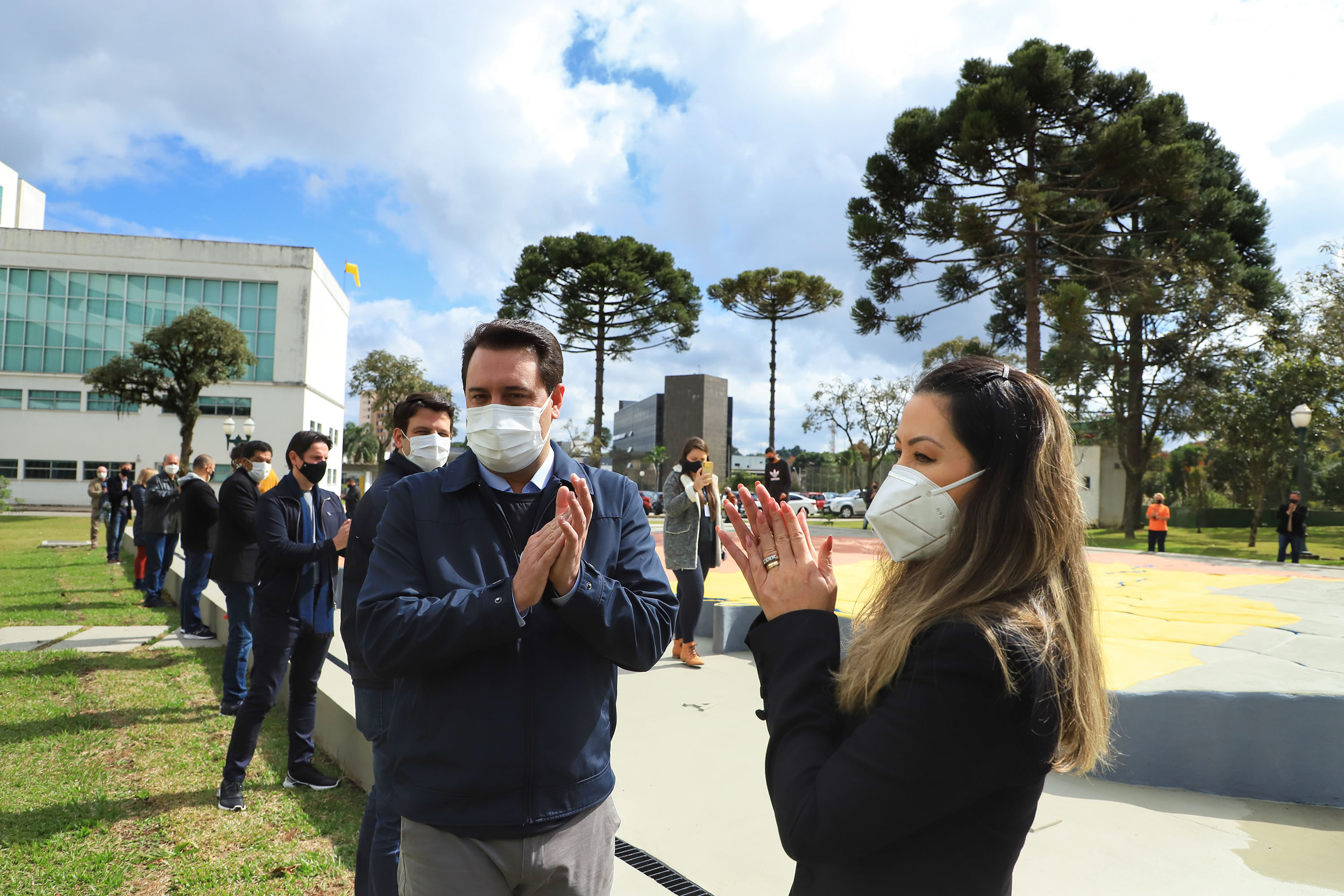 Uma cerimônia no jardim do Palácio Iguaçu, em Curitiba, realizada na manhã deste sábado (15), marcou a abertura oficial da 26ª edição da Marcha para Jesus. Ao lado de pastores de diferentes denominações religiosas da capital, o governador Carlos Massa Ratinho Junior e a primeira-dama Luciana Saito Massa acompanharam a solenidade, além de outras autoridades. O evento faz parte do Calendário Oficial do Estado. - Curitiba, 15/05/2021 - Foto: José Fernando Ogura/AEN