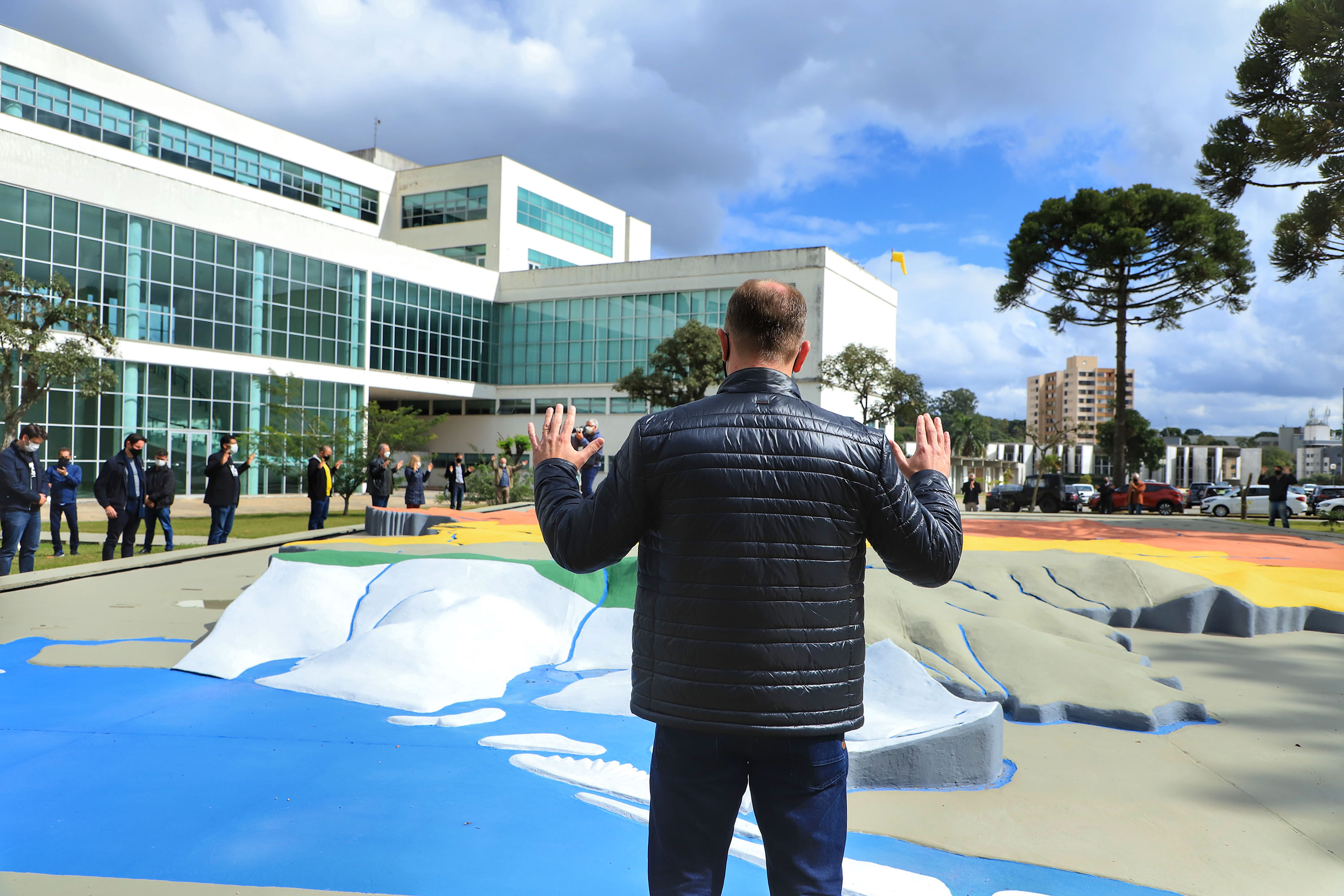 Uma cerimônia no jardim do Palácio Iguaçu, em Curitiba, realizada na manhã deste sábado (15), marcou a abertura oficial da 26ª edição da Marcha para Jesus. Ao lado de pastores de diferentes denominações religiosas da capital, o governador Carlos Massa Ratinho Junior e a primeira-dama Luciana Saito Massa acompanharam a solenidade, além de outras autoridades. O evento faz parte do Calendário Oficial do Estado. - Curitiba, 15/05/2021 - Foto: José Fernando Ogura/AEN