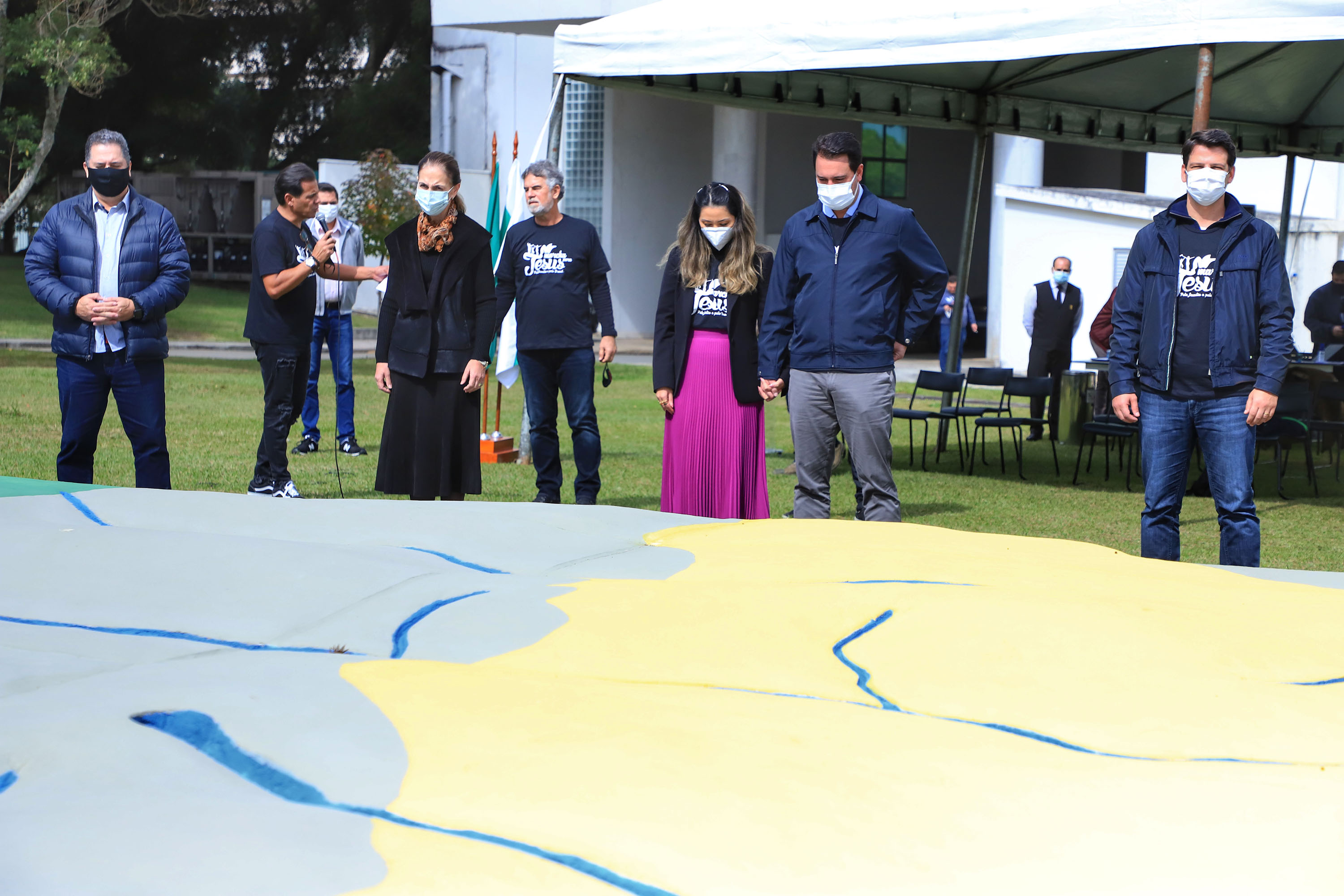 Uma cerimônia no jardim do Palácio Iguaçu, em Curitiba, realizada na manhã deste sábado (15), marcou a abertura oficial da 26ª edição da Marcha para Jesus. Ao lado de pastores de diferentes denominações religiosas da capital, o governador Carlos Massa Ratinho Junior e a primeira-dama Luciana Saito Massa acompanharam a solenidade, além de outras autoridades. O evento faz parte do Calendário Oficial do Estado. - Curitiba, 15/05/2021 - Foto: José Fernando Ogura/AEN