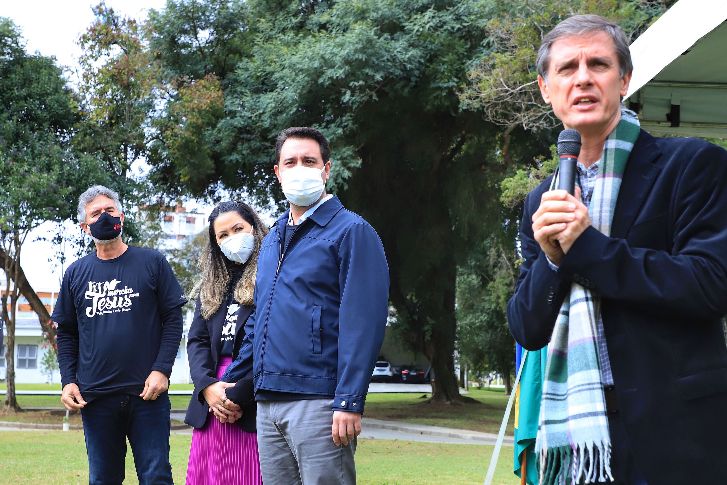 Uma cerimônia no jardim do Palácio Iguaçu, em Curitiba, realizada na manhã deste sábado (15), marcou a abertura oficial da 26ª edição da Marcha para Jesus. Ao lado de pastores de diferentes denominações religiosas da capital, o governador Carlos Massa Ratinho Junior e a primeira-dama Luciana Saito Massa acompanharam a solenidade, além de outras autoridades. O evento faz parte do Calendário Oficial do Estado. - Curitiba, 15/05/2021 - Foto: José Fernando Ogura/AEN