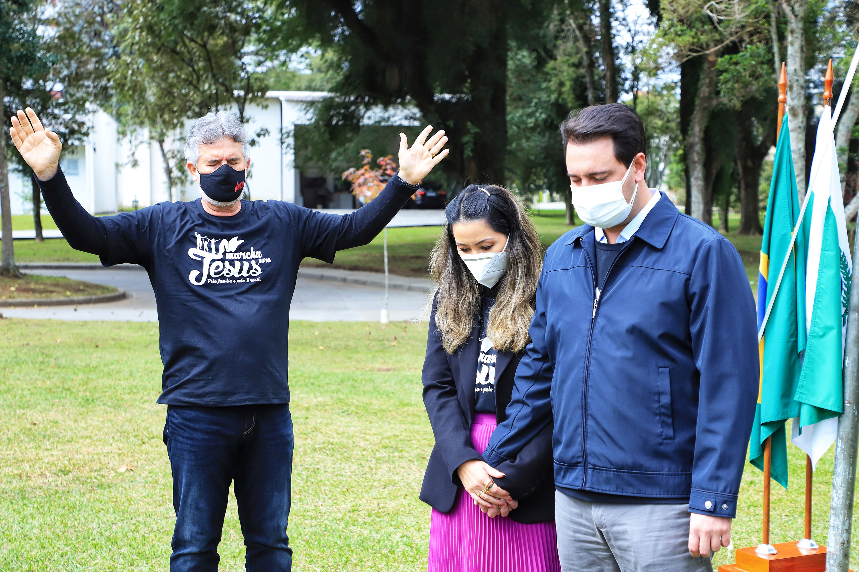 Uma cerimônia no jardim do Palácio Iguaçu, em Curitiba, realizada na manhã deste sábado (15), marcou a abertura oficial da 26ª edição da Marcha para Jesus. Ao lado de pastores de diferentes denominações religiosas da capital, o governador Carlos Massa Ratinho Junior e a primeira-dama Luciana Saito Massa acompanharam a solenidade, além de outras autoridades. O evento faz parte do Calendário Oficial do Estado. - Curitiba, 15/05/2021 - Foto: José Fernando Ogura/AEN