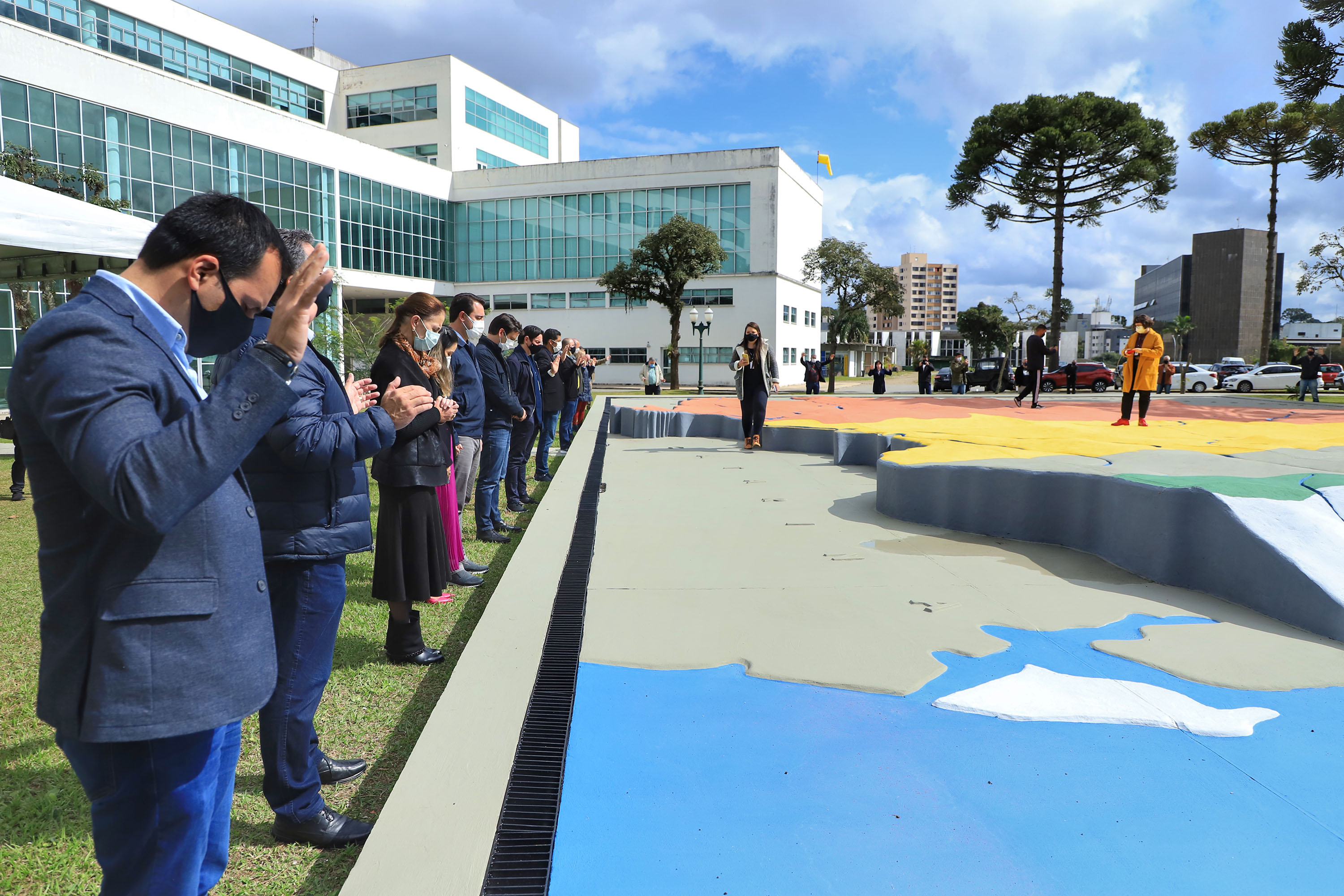 Uma cerimônia no jardim do Palácio Iguaçu, em Curitiba, realizada na manhã deste sábado (15), marcou a abertura oficial da 26ª edição da Marcha para Jesus. Ao lado de pastores de diferentes denominações religiosas da capital, o governador Carlos Massa Ratinho Junior e a primeira-dama Luciana Saito Massa acompanharam a solenidade, além de outras autoridades. O evento faz parte do Calendário Oficial do Estado. - Curitiba, 15/05/2021 - Foto: José Fernando Ogura/AEN