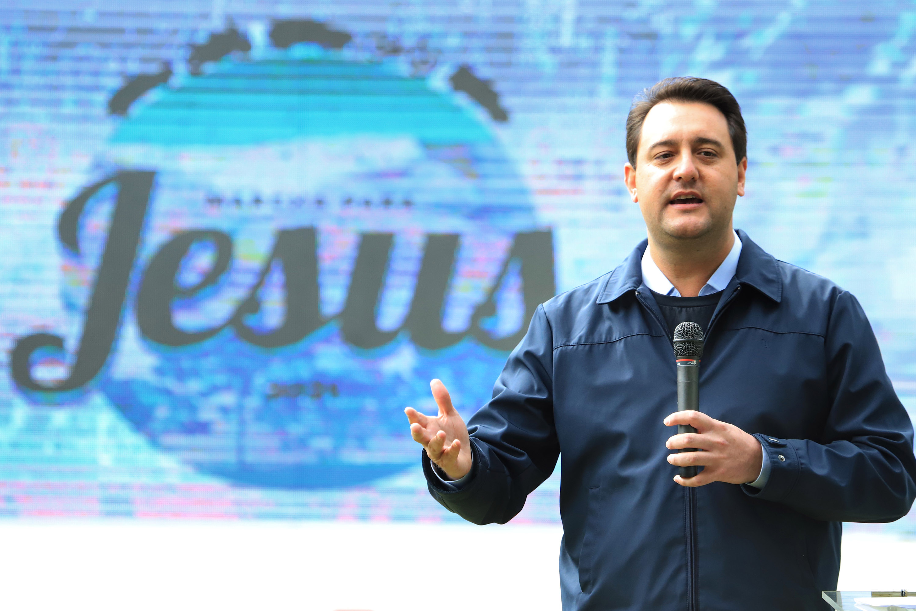 Uma cerimônia no jardim do Palácio Iguaçu, em Curitiba, realizada na manhã deste sábado (15), marcou a abertura oficial da 26ª edição da Marcha para Jesus. Ao lado de pastores de diferentes denominações religiosas da capital, o governador Carlos Massa Ratinho Junior e a primeira-dama Luciana Saito Massa acompanharam a solenidade, além de outras autoridades. O evento faz parte do Calendário Oficial do Estado. - Curitiba, 15/05/2021 - Foto: José Fernando Ogura/AEN