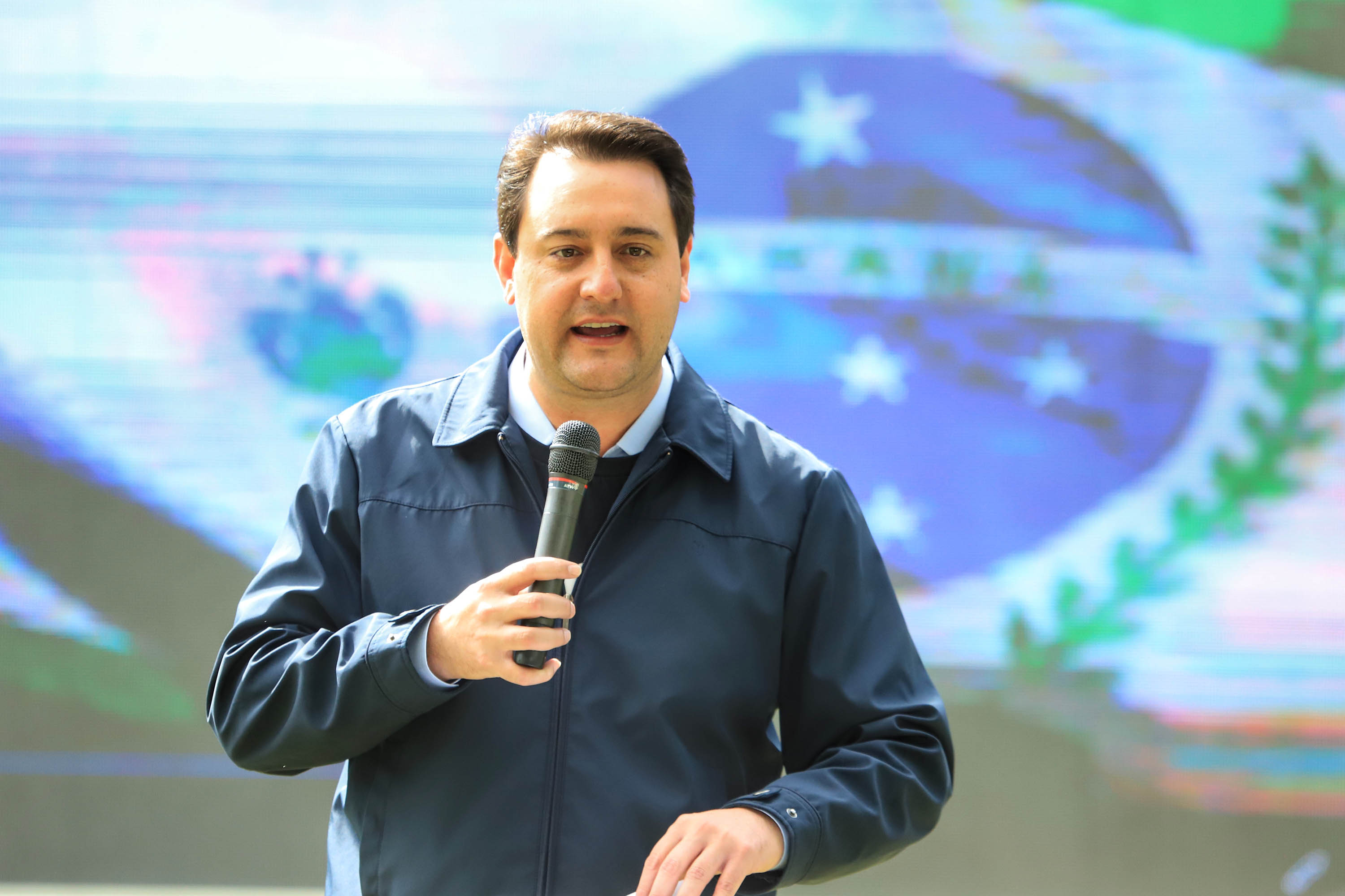 Uma cerimônia no jardim do Palácio Iguaçu, em Curitiba, realizada na manhã deste sábado (15), marcou a abertura oficial da 26ª edição da Marcha para Jesus. Ao lado de pastores de diferentes denominações religiosas da capital, o governador Carlos Massa Ratinho Junior e a primeira-dama Luciana Saito Massa acompanharam a solenidade, além de outras autoridades. O evento faz parte do Calendário Oficial do Estado. - Curitiba, 15/05/2021 - Foto: José Fernando Ogura/AEN