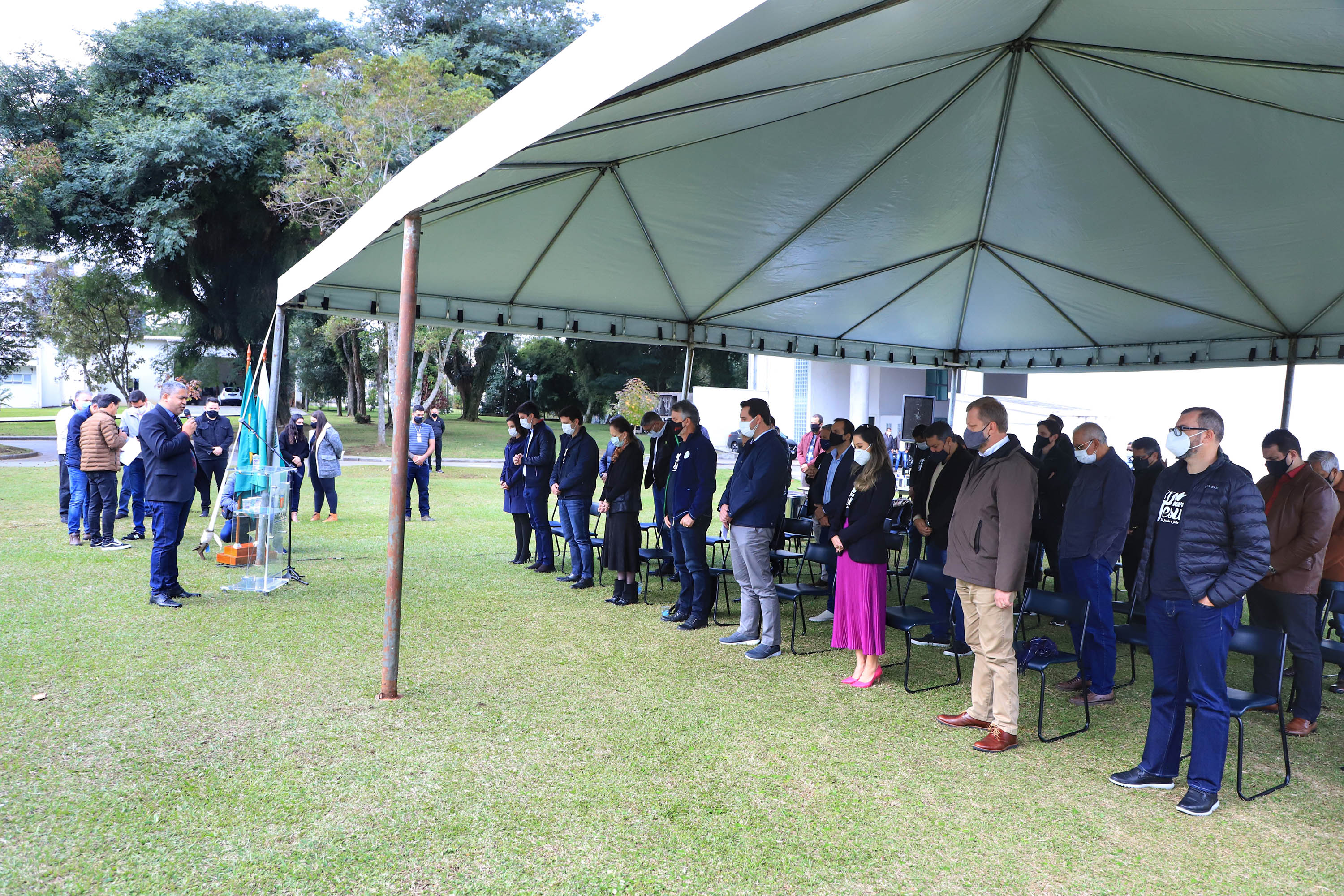 Uma cerimônia no jardim do Palácio Iguaçu, em Curitiba, realizada na manhã deste sábado (15), marcou a abertura oficial da 26ª edição da Marcha para Jesus. Ao lado de pastores de diferentes denominações religiosas da capital, o governador Carlos Massa Ratinho Junior e a primeira-dama Luciana Saito Massa acompanharam a solenidade, além de outras autoridades. O evento faz parte do Calendário Oficial do Estado. - Curitiba, 15/05/2021 - Foto: José Fernando Ogura/AEN