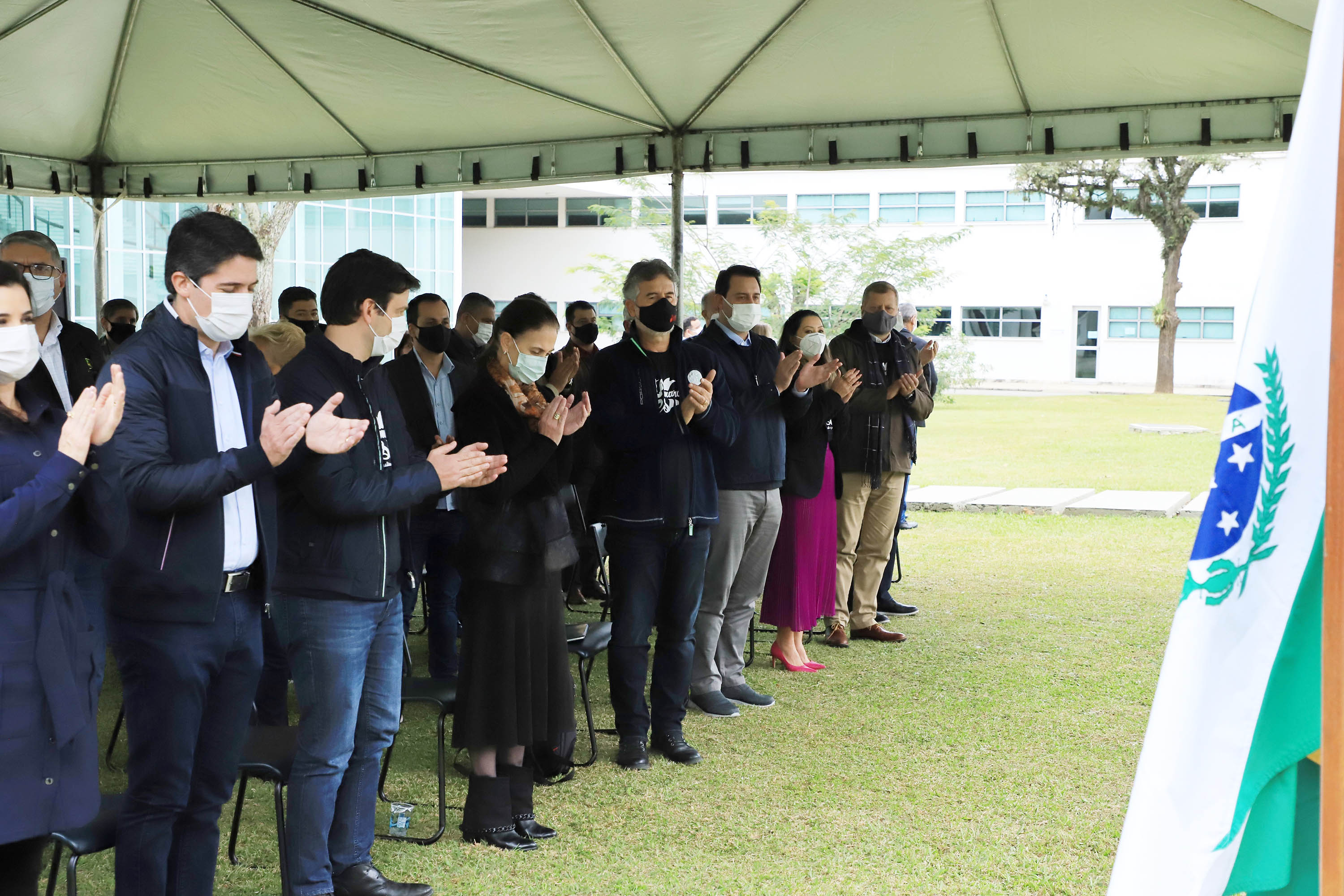 Uma cerimônia no jardim do Palácio Iguaçu, em Curitiba, realizada na manhã deste sábado (15), marcou a abertura oficial da 26ª edição da Marcha para Jesus. Ao lado de pastores de diferentes denominações religiosas da capital, o governador Carlos Massa Ratinho Junior e a primeira-dama Luciana Saito Massa acompanharam a solenidade, além de outras autoridades. O evento faz parte do Calendário Oficial do Estado. - Curitiba, 15/05/2021 - Foto: José Fernando Ogura/AEN