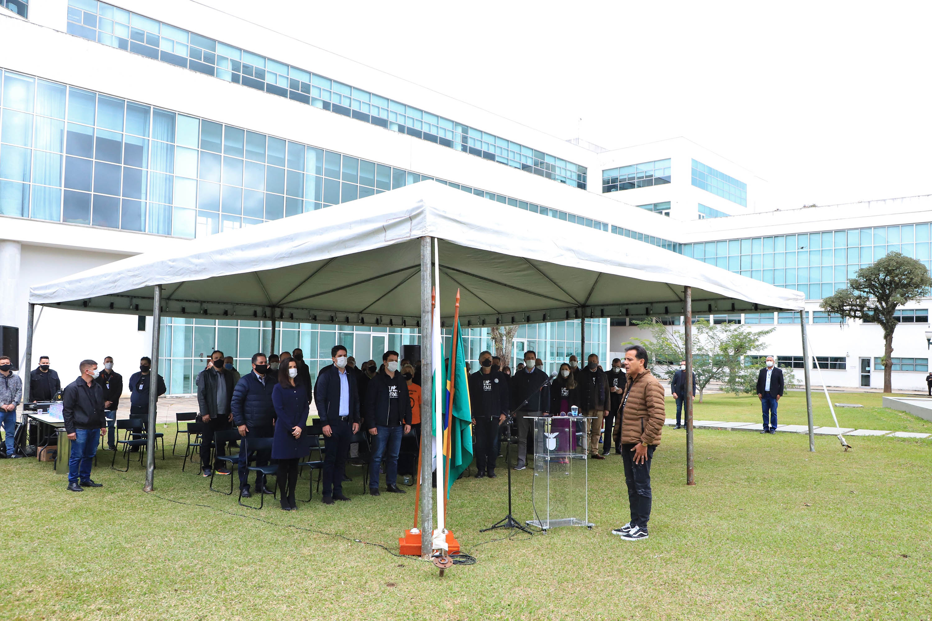 Uma cerimônia no jardim do Palácio Iguaçu, em Curitiba, realizada na manhã deste sábado (15), marcou a abertura oficial da 26ª edição da Marcha para Jesus. Ao lado de pastores de diferentes denominações religiosas da capital, o governador Carlos Massa Ratinho Junior e a primeira-dama Luciana Saito Massa acompanharam a solenidade, além de outras autoridades. O evento faz parte do Calendário Oficial do Estado. - Curitiba, 15/05/2021 - Foto: José Fernando Ogura/AEN