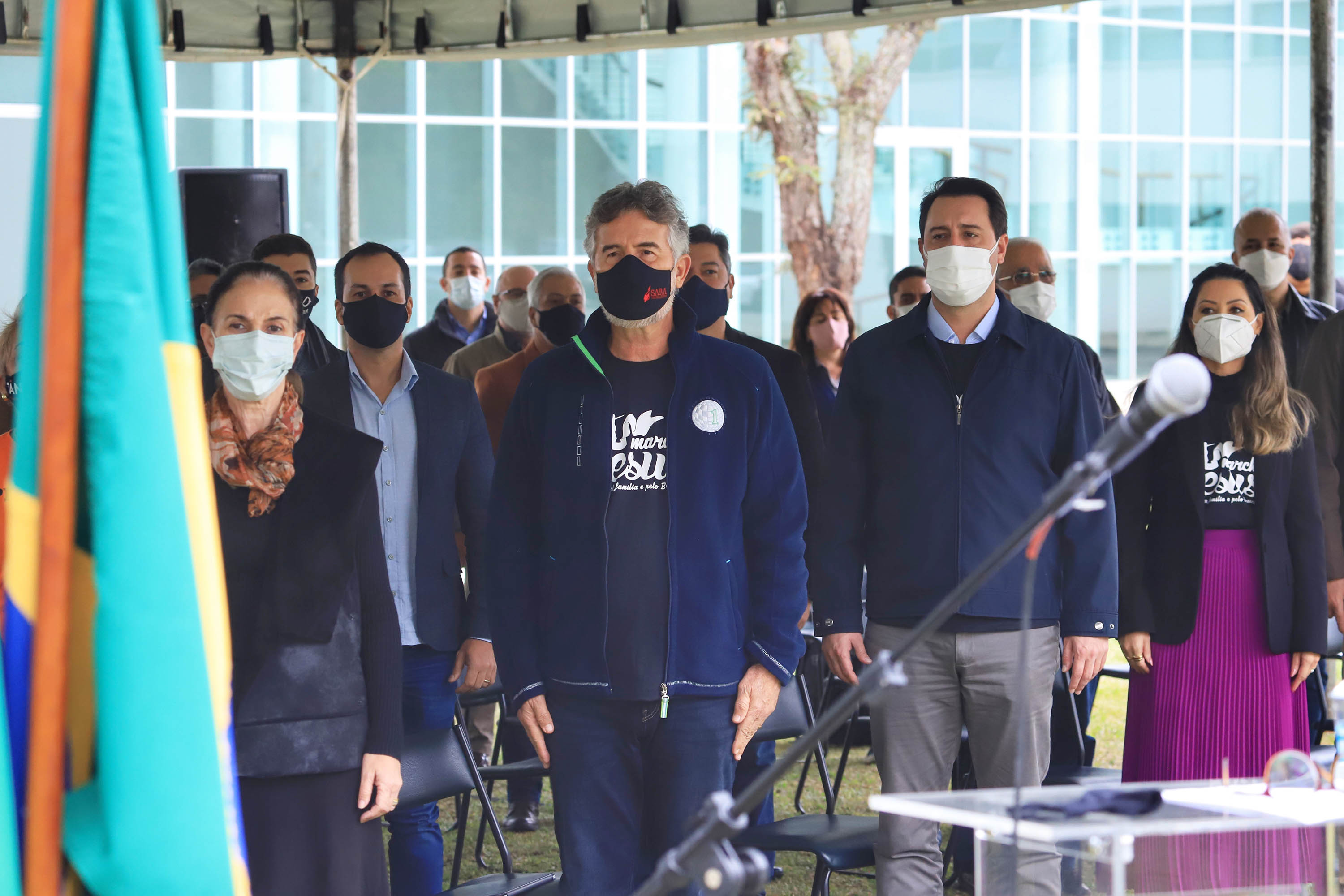 Uma cerimônia no jardim do Palácio Iguaçu, em Curitiba, realizada na manhã deste sábado (15), marcou a abertura oficial da 26ª edição da Marcha para Jesus. Ao lado de pastores de diferentes denominações religiosas da capital, o governador Carlos Massa Ratinho Junior e a primeira-dama Luciana Saito Massa acompanharam a solenidade, além de outras autoridades. O evento faz parte do Calendário Oficial do Estado. - Curitiba, 15/05/2021 - Foto: José Fernando Ogura/AEN
