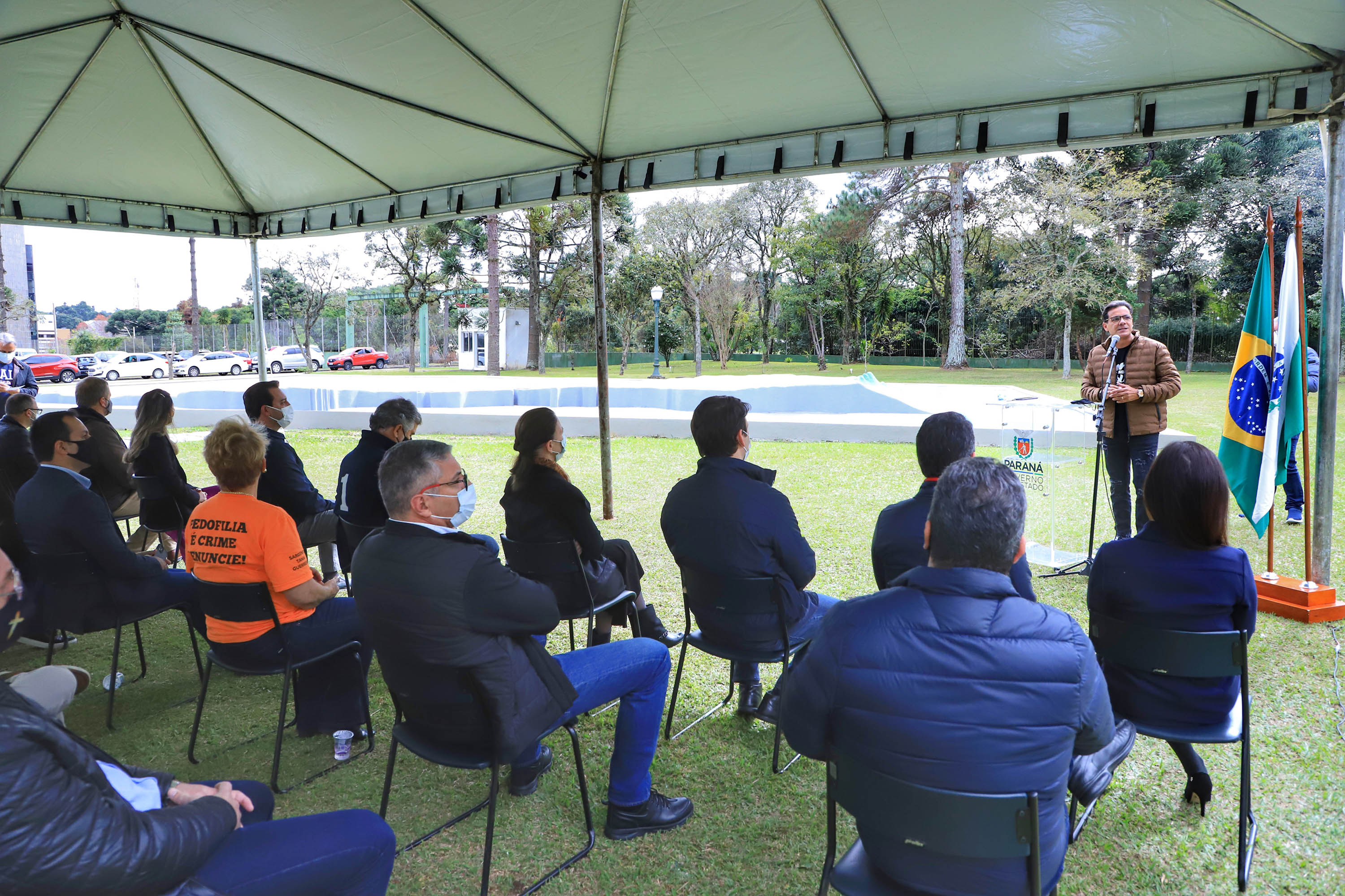 Uma cerimônia no jardim do Palácio Iguaçu, em Curitiba, realizada na manhã deste sábado (15), marcou a abertura oficial da 26ª edição da Marcha para Jesus. Ao lado de pastores de diferentes denominações religiosas da capital, o governador Carlos Massa Ratinho Junior e a primeira-dama Luciana Saito Massa acompanharam a solenidade, além de outras autoridades. O evento faz parte do Calendário Oficial do Estado. - Curitiba, 15/05/2021 - Foto: José Fernando Ogura/AEN