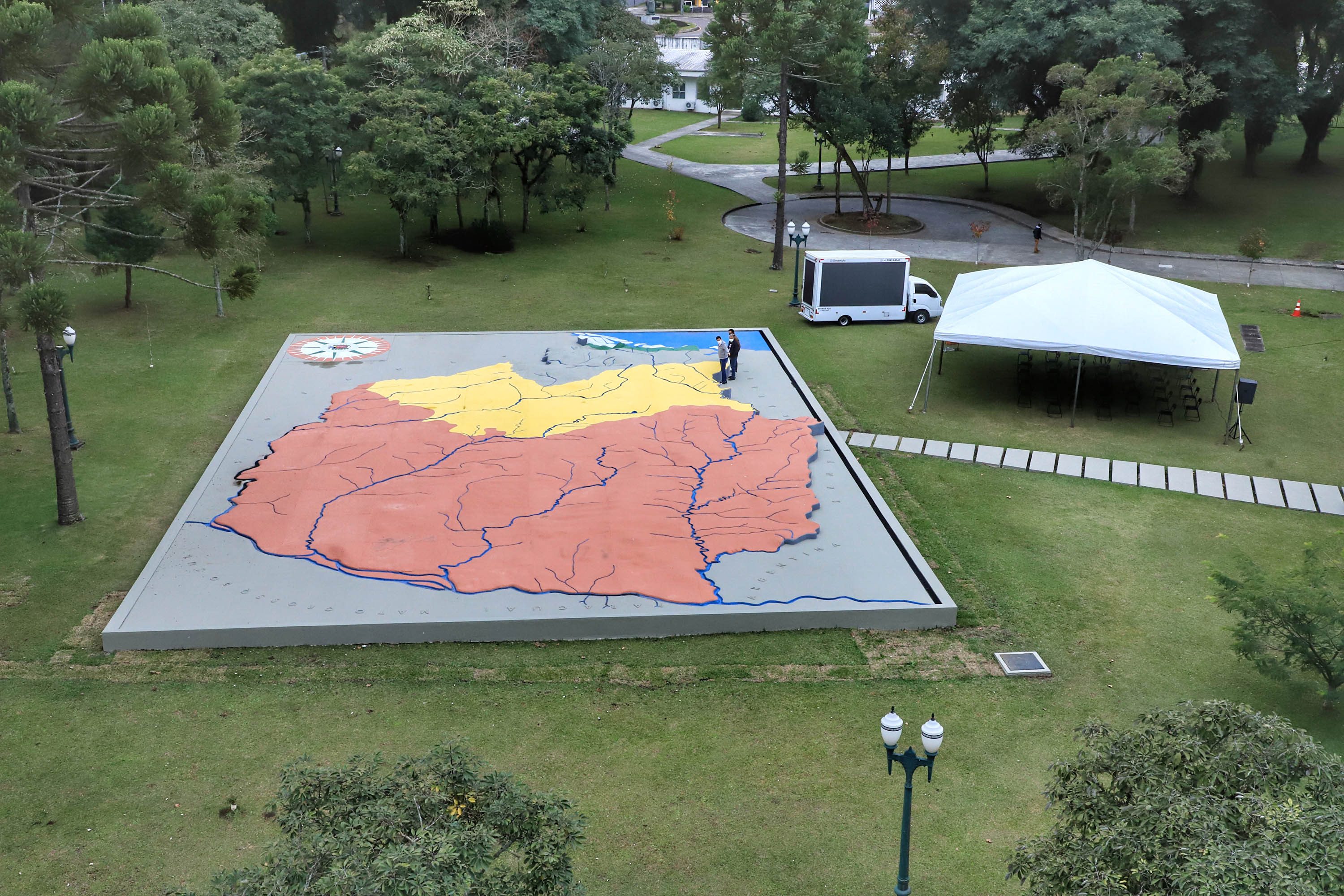 Uma cerimônia no jardim do Palácio Iguaçu, em Curitiba, realizada na manhã deste sábado (15), marcou a abertura oficial da 26ª edição da Marcha para Jesus. Ao lado de pastores de diferentes denominações religiosas da capital, o governador Carlos Massa Ratinho Junior e a primeira-dama Luciana Saito Massa acompanharam a solenidade, além de outras autoridades. O evento faz parte do Calendário Oficial do Estado. - Curitiba, 15/05/2021 - Foto: Alessandro Vieira