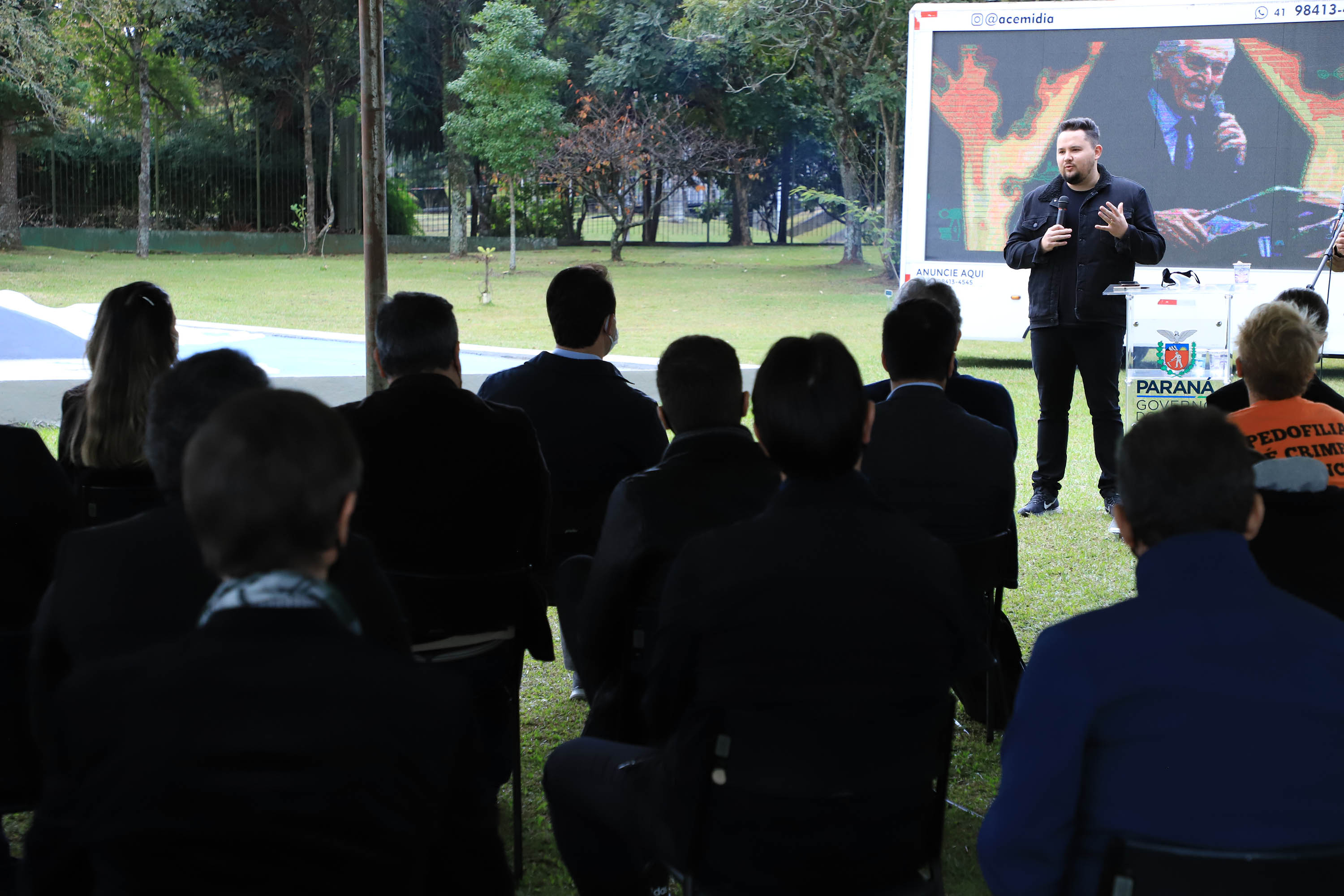 Uma cerimônia no jardim do Palácio Iguaçu, em Curitiba, realizada na manhã deste sábado (15), marcou a abertura oficial da 26ª edição da Marcha para Jesus. Ao lado de pastores de diferentes denominações religiosas da capital, o governador Carlos Massa Ratinho Junior e a primeira-dama Luciana Saito Massa acompanharam a solenidade, além de outras autoridades. O evento faz parte do Calendário Oficial do Estado. - Curitiba, 15/05/2021 - Foto: José Fernando Ogura/AEN
