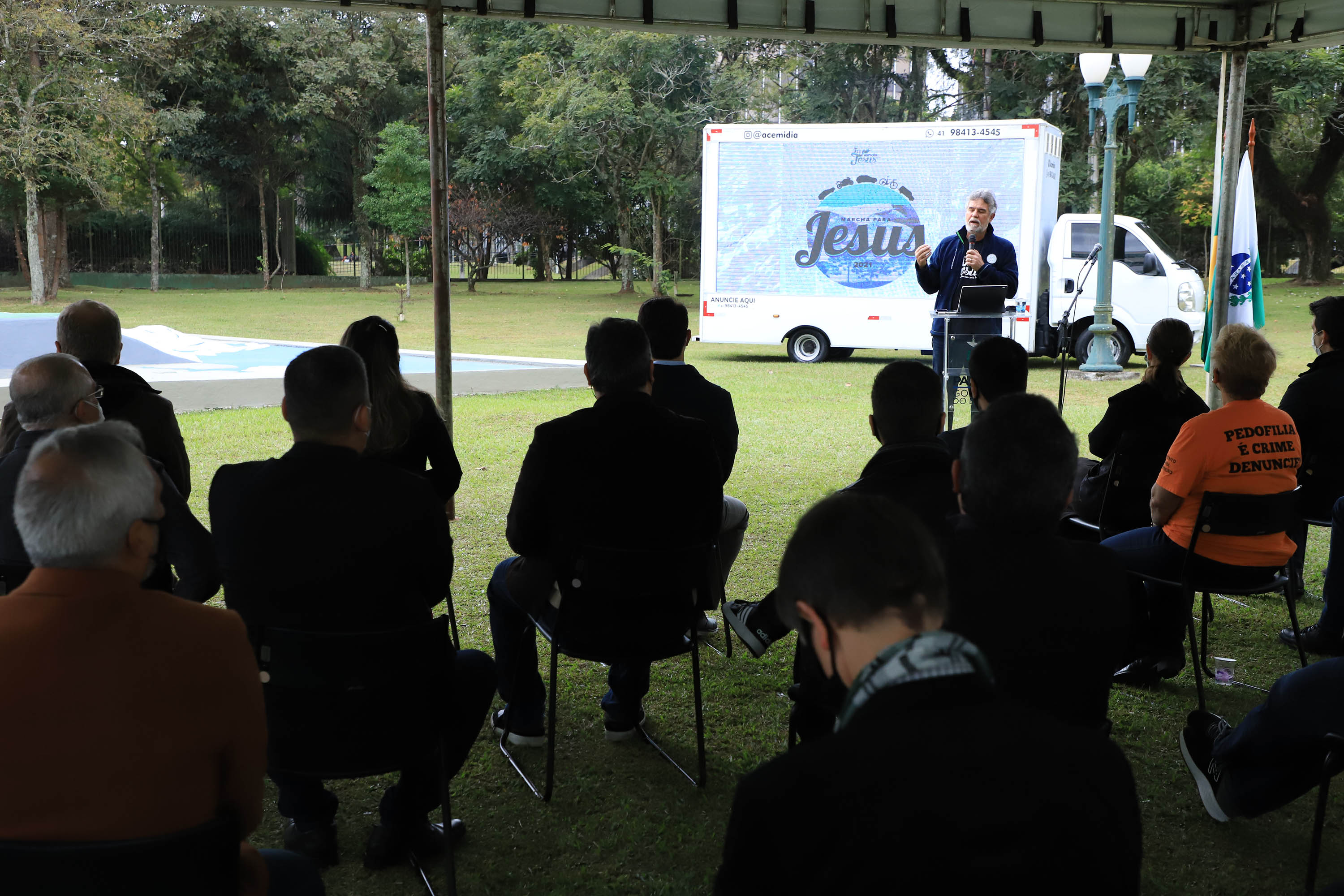 Uma cerimônia no jardim do Palácio Iguaçu, em Curitiba, realizada na manhã deste sábado (15), marcou a abertura oficial da 26ª edição da Marcha para Jesus. Ao lado de pastores de diferentes denominações religiosas da capital, o governador Carlos Massa Ratinho Junior e a primeira-dama Luciana Saito Massa acompanharam a solenidade, além de outras autoridades. O evento faz parte do Calendário Oficial do Estado. - Curitiba, 15/05/2021 - Foto: José Fernando Ogura/AEN