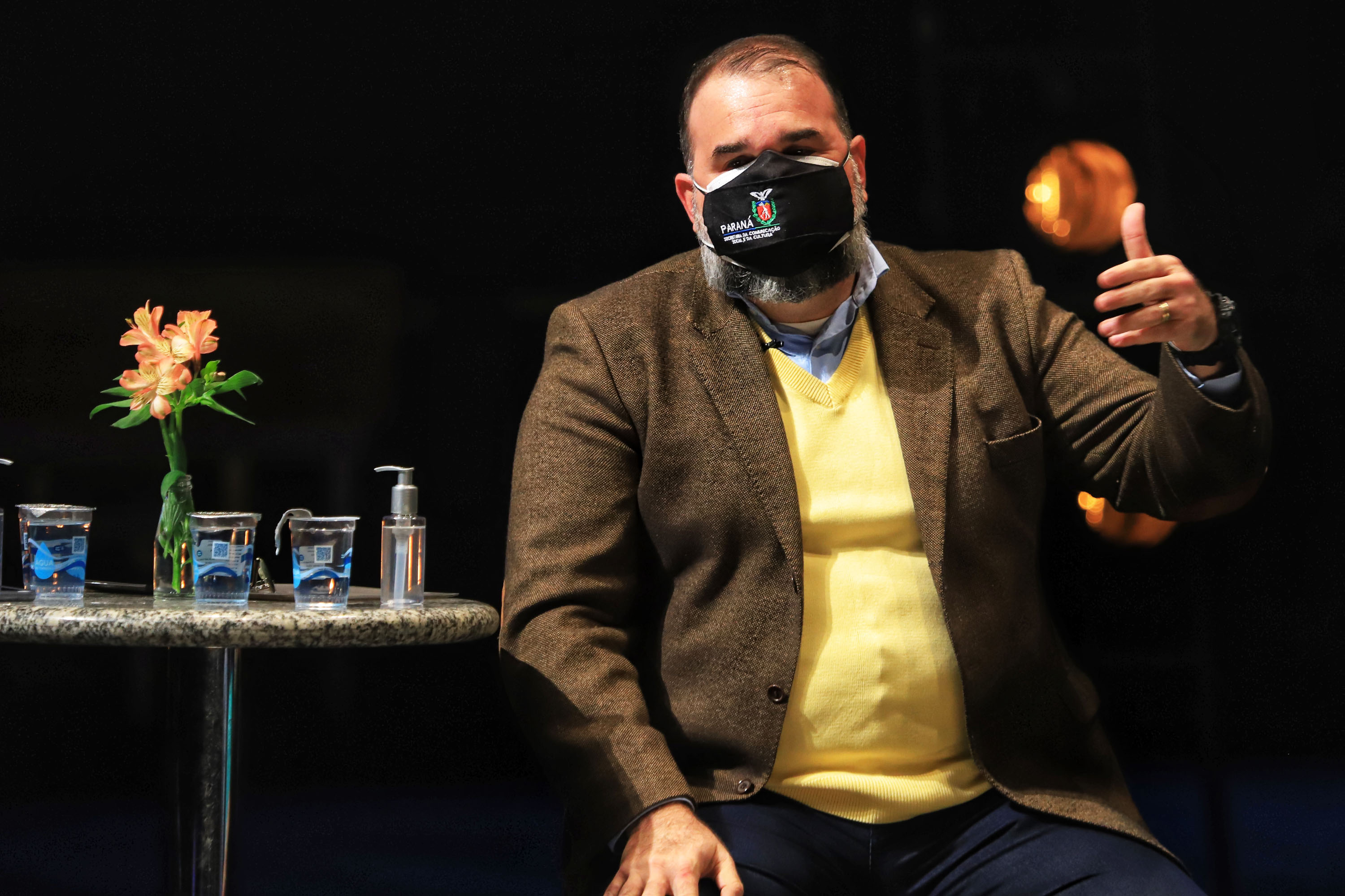 O governador Carlos Massa Ratinho Junior apresentou nesta terça-feira (22) duas grandes ações culturais. A primeira é o Paraná Cultura, uma plataforma multimídia criada pela Secretaria de Estado da Comunicação Social e da Cultura para dar vez e voz à produção cultural paranaense. A segunda é a Bolsa Qualificação ? Lei Aldir Blanc 2021, programa que vai contemplar 12 mil trabalhadoras e trabalhadores da Cultura no Estado em 2021. - Curitiba, 22/06/2021 - Foto: José Fernando Ogura/AEN