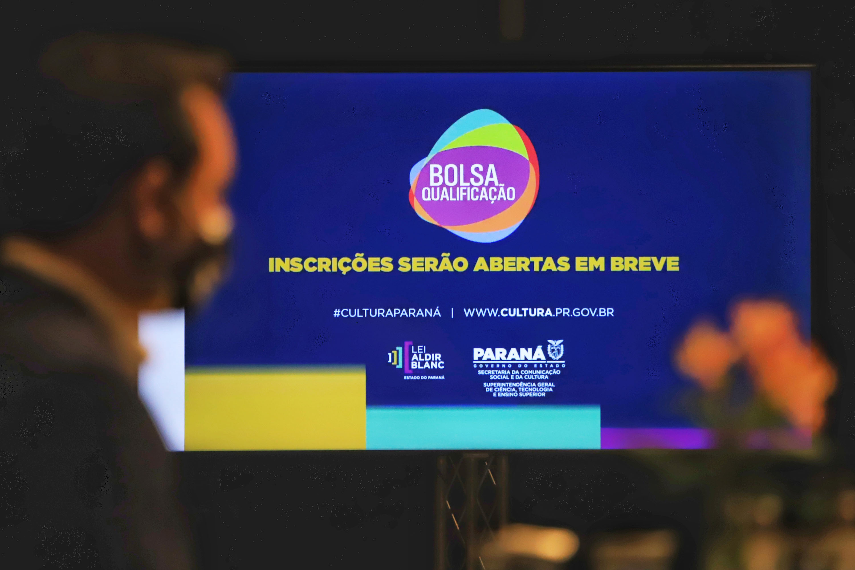 O governador Carlos Massa Ratinho Junior apresentou nesta terça-feira (22) duas grandes ações culturais. A primeira é o Paraná Cultura, uma plataforma multimídia criada pela Secretaria de Estado da Comunicação Social e da Cultura para dar vez e voz à produção cultural paranaense. A segunda é a Bolsa Qualificação ? Lei Aldir Blanc 2021, programa que vai contemplar 12 mil trabalhadoras e trabalhadores da Cultura no Estado em 2021. - Curitiba, 22/06/2021 - Foto: José Fernando Ogura/AEN