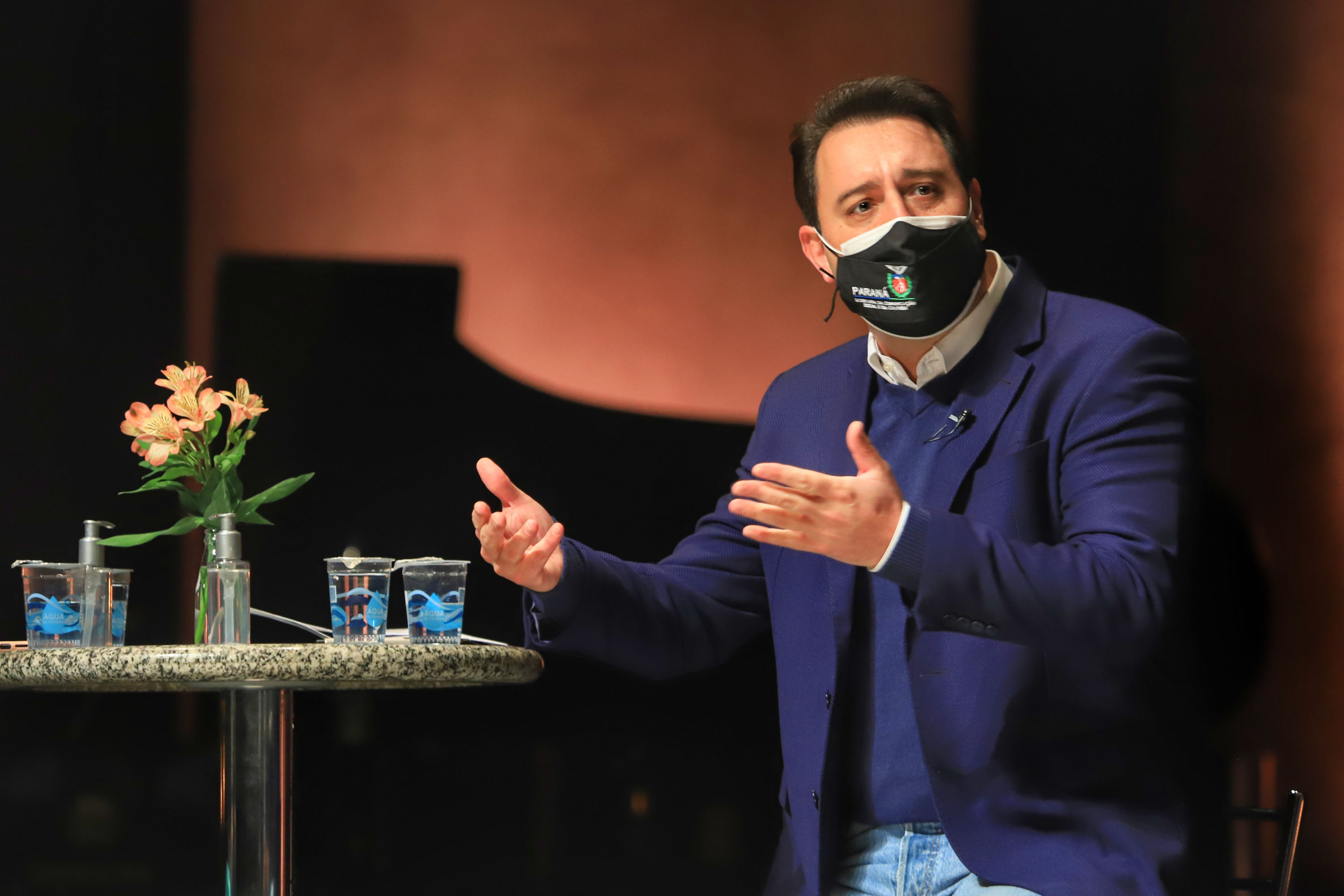 O governador Carlos Massa Ratinho Junior apresentou nesta terça-feira (22) duas grandes ações culturais. A primeira é o Paraná Cultura, uma plataforma multimídia criada pela Secretaria de Estado da Comunicação Social e da Cultura para dar vez e voz à produção cultural paranaense. A segunda é a Bolsa Qualificação ? Lei Aldir Blanc 2021, programa que vai contemplar 12 mil trabalhadoras e trabalhadores da Cultura no Estado em 2021. - Curitiba, 22/06/2021 - Foto: José Fernando Ogura/AEN