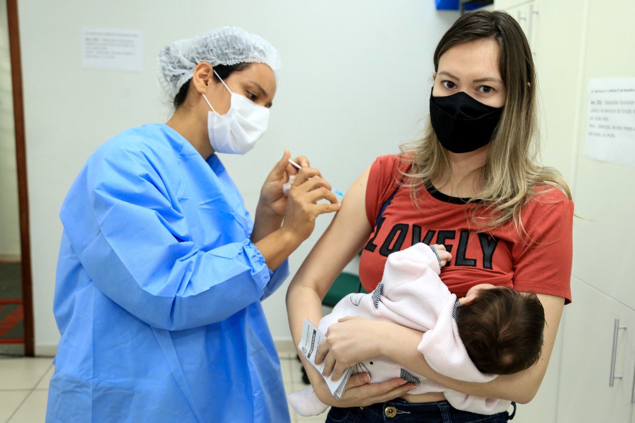 A Secretaria de Estado da Saúde (Sesa) definiu nesta quarta-feira (19) a distribuição do terceiro lote da vacina Pfizer/BioNTech contra a Covid-19 para nove municípios do Paraná. Ao todo 39.780 doses serão encaminhadas nos próximos dias para continuidade do Plano de Vacinação Estadual.  -  Curitiba, 19/05/2021  -  Foto:  Aldemir de Moraes e Mileny Melo / Prefeitura Municipal de Maringá 