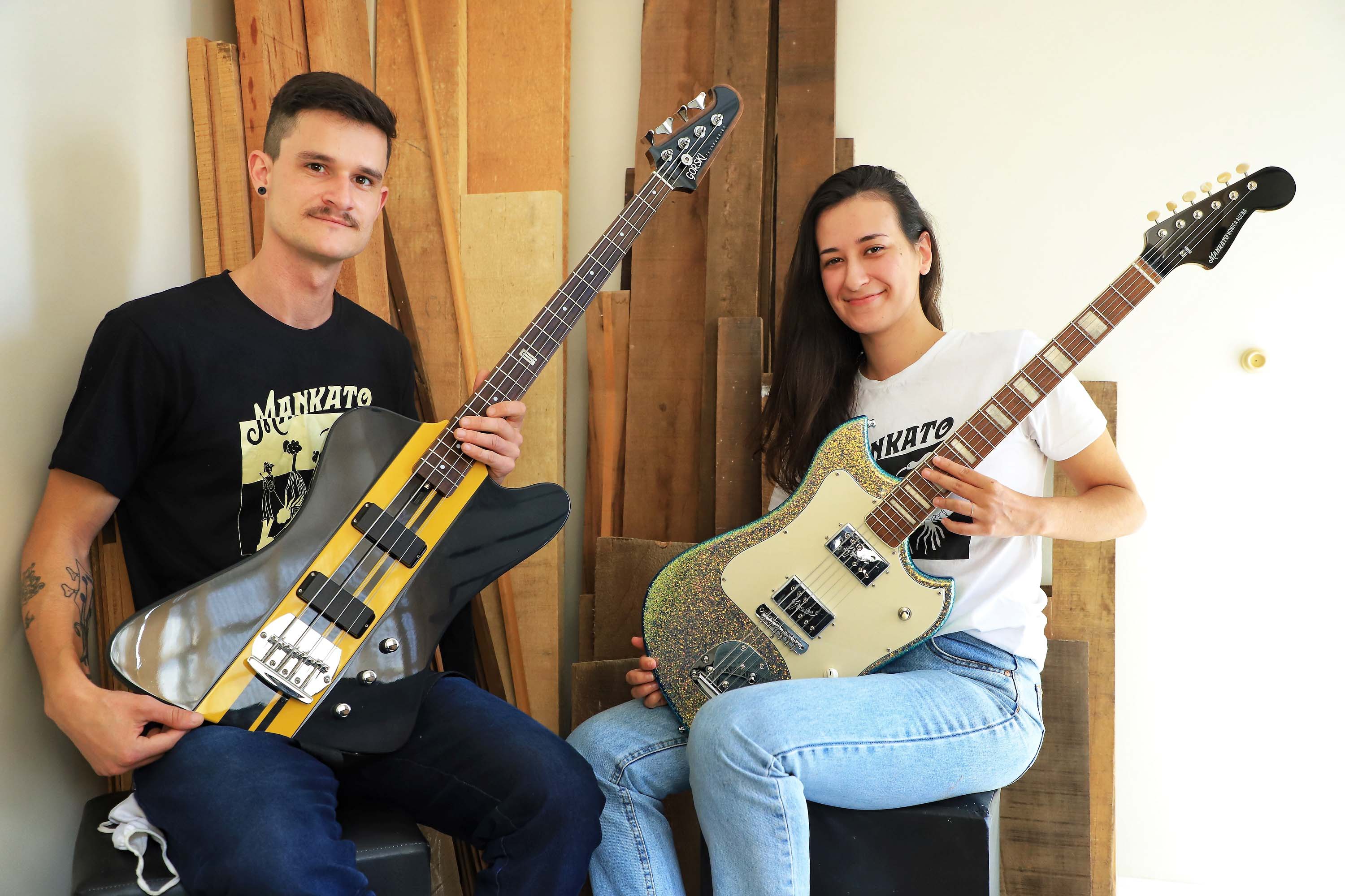 É curitibana a primeira luthier formada em instrumentos elétricos do Brasil. Rosanne Lemos é a fundadora da Mankato Guitarras (https://mankatoguitars.webflow.io/), uma marca autoral que cria guitarras com modelos únicos e confeccionadas à moda antiga. Foto: José Fernando Ogura/AEN