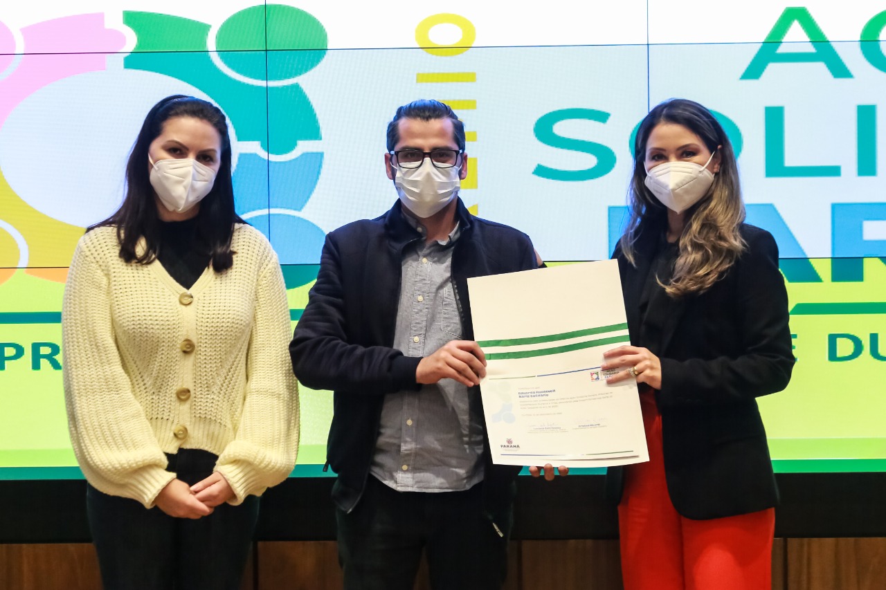 Representantes das três entidades sociais vencedoras do Prêmio Ação Solidária Paraná de 2020 foram recebidos no Palácio Iguaçu, nesta quinta-feira (16), para a entrega do troféu e certificado de reconhecimento da competição de solidariedade promovida pelo Governo do Estado