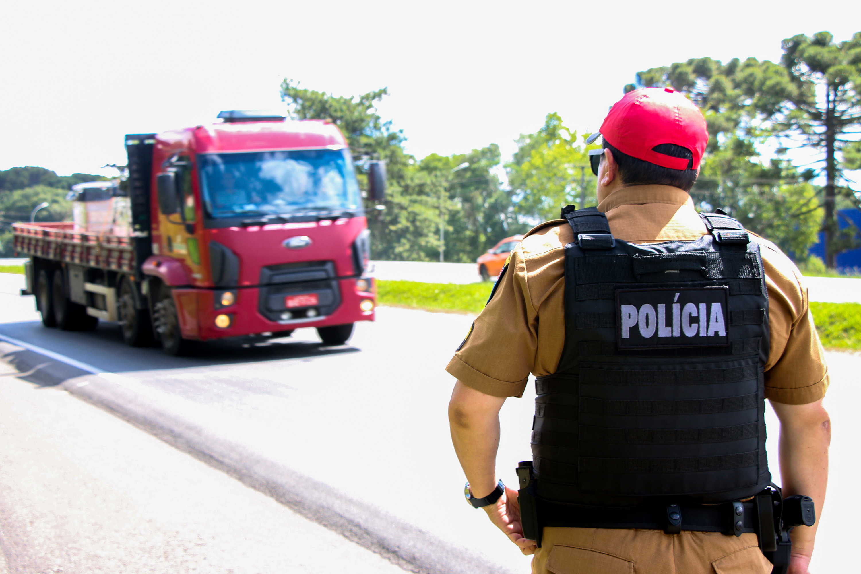 Polícia rodoviária intensifica fiscalização em caminhões arqueados