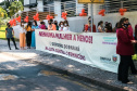 Diversas entidades da sociedade civil e várias secretarias do governo, estiveram reunidas hoje pela manhã em frente ao Palácio das Araucárias uma manifestação para celebrar o Dia Internacional de Não Violência Contra a Mulher. Foto: SEJUF
