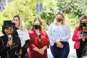 Diversas entidades da sociedade civil e várias secretarias do governo, estiveram reunidas hoje pela manhã em frente ao Palácio das Araucárias uma manifestação para celebrar o Dia Internacional de Não Violência Contra a Mulher. Foto: SEJUF