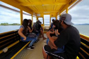 Aramis Barbosa, diretor do Colégio Estadual Ilha Rasa, em Guaraqueçaba, buscou de barco os estudantes que fizeram a prova do Saeb (Sistema Nacional de Avaliação da Educação Básica) nesta terça-feira (9). O colégio teve 100% de presença, aplicando o exame aos 23 alunos do 9º ano do Ensino Fundamental e 13 alunos do 3º ano do Ensino Médio. Foto:SEED