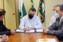 O secretário de Estado da Saúde, Beto Preto, assinou nesta quinta-feira (11) a liberação de R$ 60 milhões para o Consórcio Metropolitano de Saúde do Paraná (Comesp) das Regiões Sul e Norte, por meio do programa de Qualificação dos Consórcios Intermunicipais de Saúde (Qualicis), que deverá ser repassado em 48 parcelas. -  Curitiba, 11/11/2021 - Foto: Américo Antonio/SESA