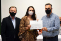 Formandos do primeiro curso de Especialização em Auditoria do SUS receberam na noite desta terça-feira (23) o diploma que permitirá atuar no controle, avaliação e auditoria dos recursos do Sistema Único de Saúde (SUS). Trinta alunos participaram da solenidade realizada no auditório da Escola de Saúde Pública do Paraná (ESPP). - Curitiba, 24/11/2021 - Foto: Américo Antonio/SESA