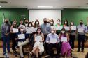 Formandos do primeiro curso de Especialização em Auditoria do SUS receberam na noite desta terça-feira (23) o diploma que permitirá atuar no controle, avaliação e auditoria dos recursos do Sistema Único de Saúde (SUS). Trinta alunos participaram da solenidade realizada no auditório da Escola de Saúde Pública do Paraná (ESPP). - Curitiba, 24/11/2021 - Foto: Américo Antonio/SESA
