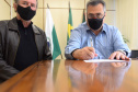 O secretário de Estado da Saúde, Beto Preto, assinou nesta sexta-feira (12) um termo de responsabilidade de apoio à implantação de residência médica de psiquiatria do Hospital Adauto Botelho, no município de Pinhais, Região Metropolitana de Curitiba, no próximo ano. - Curitiba, 12/11/2021 - Foto: Américo Antonio/SESA