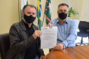 O secretário de Estado da Saúde, Beto Preto, assinou nesta sexta-feira (12) um termo de responsabilidade de apoio à implantação de residência médica de psiquiatria do Hospital Adauto Botelho, no município de Pinhais, Região Metropolitana de Curitiba, no próximo ano. - Curitiba, 12/11/2021 - Foto: Américo Antonio/SESA