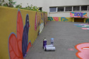 A pediatria do Hospital Universitário do Oeste do Paraná (Huop) ganhou mais cor nesta terça-feira (09). Crianças e adolescentes internados no hospital tiveram a oportunidade de colocar a mão na massa durante a oficina de graffite na unidade. Com pincel e tinta na mão, a expectativa foi deixar o espaço renovado, e ainda ter o contato com uma experiência única. - Cascavel, 10/121/2021 - Foto: UNIOESTE