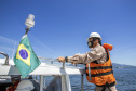 A Unidade de Segurança Portuária (UASP) da Portos do Paraná intensificou a fiscalização marítima de contra-bordo, como é tecnicamente designada. A ação agora acontece 24 horas, costeando todo o cais, da ponta leste do Terminal de Contêineres de Paranaguá (TCP), até a ponta oeste, onde estão localizados o píer de inflamáveis.  - Paranaguá, 23/11/2021 - Foto: Claudio Neves/Portos do Paraná