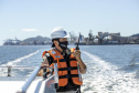 A Unidade de Segurança Portuária (UASP) da Portos do Paraná intensificou a fiscalização marítima de contra-bordo, como é tecnicamente designada. A ação agora acontece 24 horas, costeando todo o cais, da ponta leste do Terminal de Contêineres de Paranaguá (TCP), até a ponta oeste, onde estão localizados o píer de inflamáveis.  - Paranaguá, 23/11/2021 - Foto: Claudio Neves/Portos do Paraná