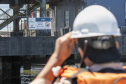 A Unidade de Segurança Portuária (UASP) da Portos do Paraná intensificou a fiscalização marítima de contra-bordo, como é tecnicamente designada. A ação agora acontece 24 horas, costeando todo o cais, da ponta leste do Terminal de Contêineres de Paranaguá (TCP), até a ponta oeste, onde estão localizados o píer de inflamáveis.  - Paranaguá, 23/11/2021 - Foto: Claudio Neves/Portos do Paraná