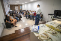 A Portos do Paraná, em parceria com o Serviço Nacional de Aprendizagem Comercial (Senac), entregou nesta sexta-feira (26) os certificados aos 35 jovens da Ilha dos Valadares que participaram dos cursos de Comunicação e Atendimento e Introdução à Maquiagem.  -  Paranaguá, 26/11/2021 - Foto: Claudio Neves/Portos do Paraná