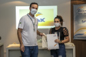 A Portos do Paraná, em parceria com o Serviço Nacional de Aprendizagem Comercial (Senac), entregou nesta sexta-feira (26) os certificados aos 35 jovens da Ilha dos Valadares que participaram dos cursos de Comunicação e Atendimento e Introdução à Maquiagem.  -  Paranaguá, 26/11/2021 - Foto: Claudio Neves/Portos do Paraná