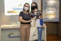 A Portos do Paraná, em parceria com o Serviço Nacional de Aprendizagem Comercial (Senac), entregou nesta sexta-feira (26) os certificados aos 35 jovens da Ilha dos Valadares que participaram dos cursos de Comunicação e Atendimento e Introdução à Maquiagem.  -  Paranaguá, 26/11/2021 - Foto: Claudio Neves/Portos do Paraná