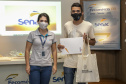 A Portos do Paraná, em parceria com o Serviço Nacional de Aprendizagem Comercial (Senac), entregou nesta sexta-feira (26) os certificados aos 35 jovens da Ilha dos Valadares que participaram dos cursos de Comunicação e Atendimento e Introdução à Maquiagem.  -  Paranaguá, 26/11/2021 - Foto: Claudio Neves/Portos do Paraná