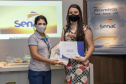 A Portos do Paraná, em parceria com o Serviço Nacional de Aprendizagem Comercial (Senac), entregou nesta sexta-feira (26) os certificados aos 35 jovens da Ilha dos Valadares que participaram dos cursos de Comunicação e Atendimento e Introdução à Maquiagem.  -  Paranaguá, 26/11/2021 - Foto: Claudio Neves/Portos do Paraná