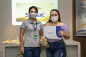 A Portos do Paraná, em parceria com o Serviço Nacional de Aprendizagem Comercial (Senac), entregou nesta sexta-feira (26) os certificados aos 35 jovens da Ilha dos Valadares que participaram dos cursos de Comunicação e Atendimento e Introdução à Maquiagem.  -  Paranaguá, 26/11/2021 - Foto: Claudio Neves/Portos do Paraná