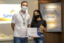 A Portos do Paraná, em parceria com o Serviço Nacional de Aprendizagem Comercial (Senac), entregou nesta sexta-feira (26) os certificados aos 35 jovens da Ilha dos Valadares que participaram dos cursos de Comunicação e Atendimento e Introdução à Maquiagem.  -  Paranaguá, 26/11/2021 - Foto: Claudio Neves/Portos do Paraná