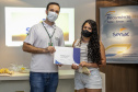 A Portos do Paraná, em parceria com o Serviço Nacional de Aprendizagem Comercial (Senac), entregou nesta sexta-feira (26) os certificados aos 35 jovens da Ilha dos Valadares que participaram dos cursos de Comunicação e Atendimento e Introdução à Maquiagem.  -  Paranaguá, 26/11/2021 - Foto: Claudio Neves/Portos do Paraná