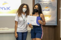 A Portos do Paraná, em parceria com o Serviço Nacional de Aprendizagem Comercial (Senac), entregou nesta sexta-feira (26) os certificados aos 35 jovens da Ilha dos Valadares que participaram dos cursos de Comunicação e Atendimento e Introdução à Maquiagem.  -  Paranaguá, 26/11/2021 - Foto: Claudio Neves/Portos do Paraná