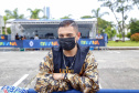O primeiro a chegar para contemplar a abertura do Natal Palácio Iguaçu, na sexta-feira (19), foi Lucas Daniel Menezes, 22 anos. Foto Gilson Abreu/AEN
