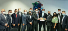 O governador Carlos Massa Ratinho Junior entregou nesta quarta-feira (24), ao presidente do Instituto Brasileiro do Meio Ambiente e dos Recursos Naturais Renováveis (Ibama), Eduardo Bin, o Relatório de Impacto Ambiental (RIMA) do projeto da Nova Ferroeste. Ele e o governador do Mato Grosso do Sul, Reinaldo Azambuja, se reuniram com técnicos do órgão ambiental em Brasília para tratar do empreendimento. - Curitiba, 24/11/2021 - Foto: IBAMA