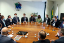 O governador Carlos Massa Ratinho Junior entregou nesta quarta-feira (24), ao presidente do Instituto Brasileiro do Meio Ambiente e dos Recursos Naturais Renováveis (Ibama), Eduardo Bin, o Relatório de Impacto Ambiental (RIMA) do projeto da Nova Ferroeste. Ele e o governador do Mato Grosso do Sul, Reinaldo Azambuja, se reuniram com técnicos do órgão ambiental em Brasília para tratar do empreendimento. - Curitiba, 24/11/2021 - Foto: IBAMA
