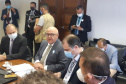 O governador Carlos Massa Ratinho Junior entregou nesta quarta-feira (24), ao presidente do Instituto Brasileiro do Meio Ambiente e dos Recursos Naturais Renováveis (Ibama), Eduardo Bin, o Relatório de Impacto Ambiental (RIMA) do projeto da Nova Ferroeste. Ele e o governador do Mato Grosso do Sul, Reinaldo Azambuja, se reuniram com técnicos do órgão ambiental em Brasília para tratar do empreendimento. - Curitiba, 24/11/2021 - Foto: IBAMA